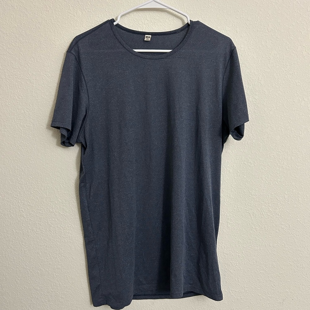 Uniqlo Men's Dark Gray Short Sleeve Tee